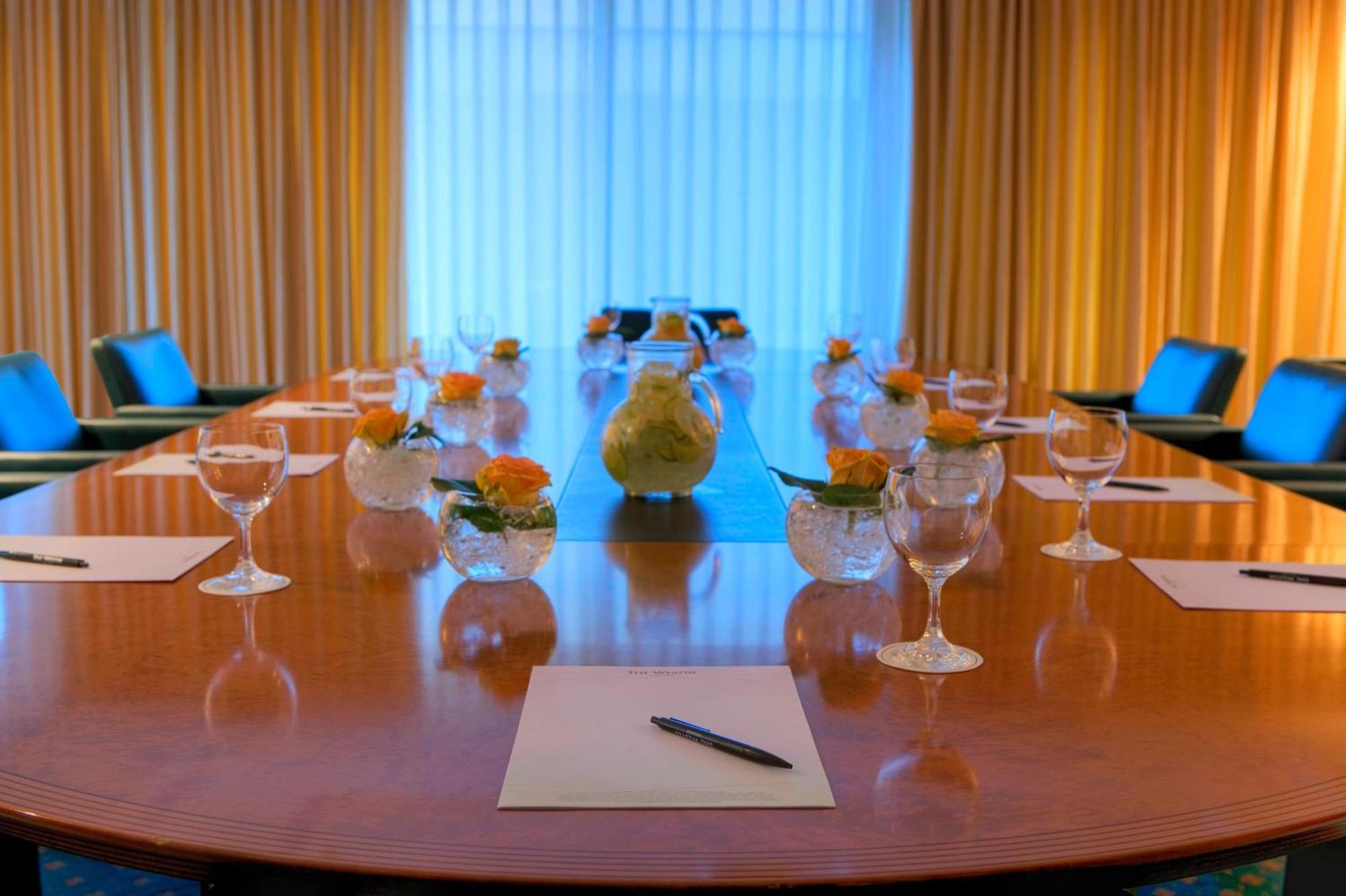 The Westin Zagreb Otel Dış mekan fotoğraf A meeting room at the Westin Palace, Madrid
